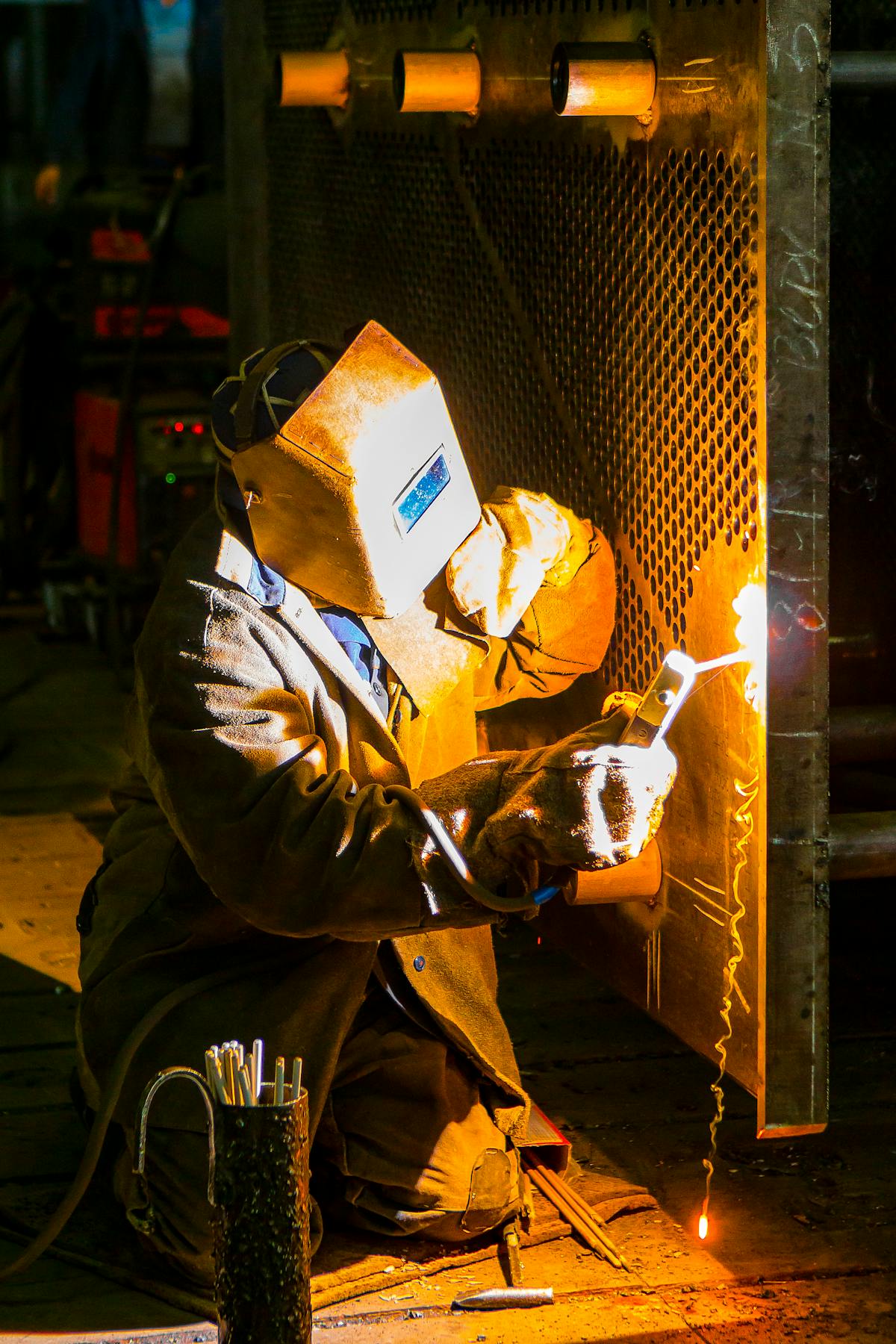 Tecnico al lavoro su macchinario industriale – manutenzione e riparazione impianti